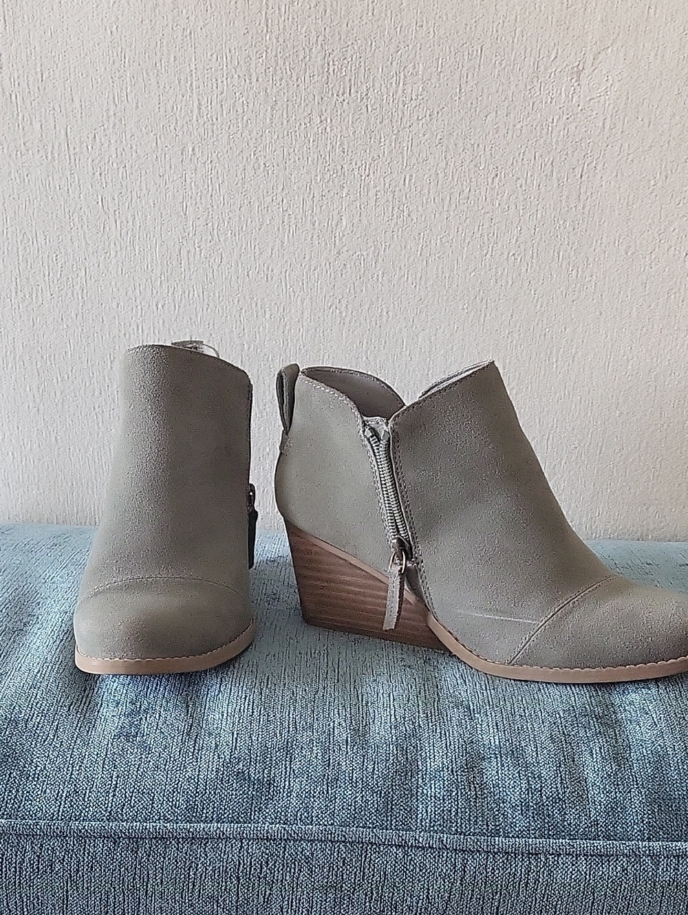 EUC: TOMS Sage Green /Grey Wedge Ankle Booties